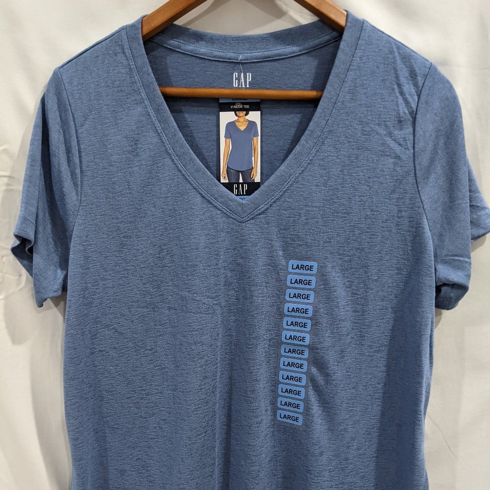 Ladies Gap short sleeve V neck top
